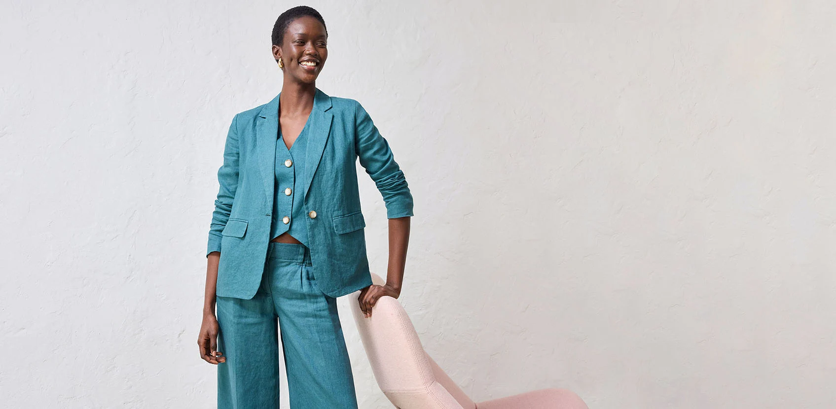 Tyrkysový kalhotový kostým se širokými kalhotami, vestou a kabátkem.