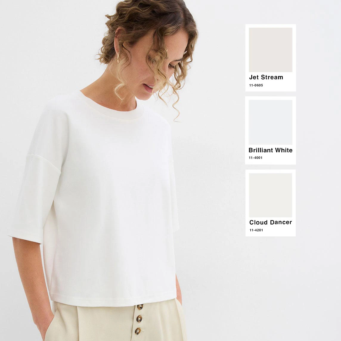 Jednoduché, bílé tričko s polodlouhými rukávy.