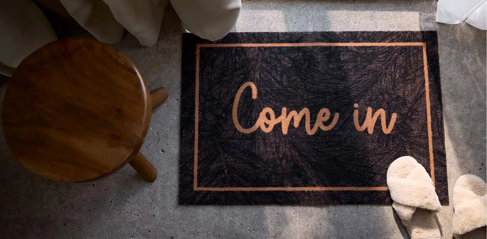 Dekorativní rohožka „Come in“ do předsíně.