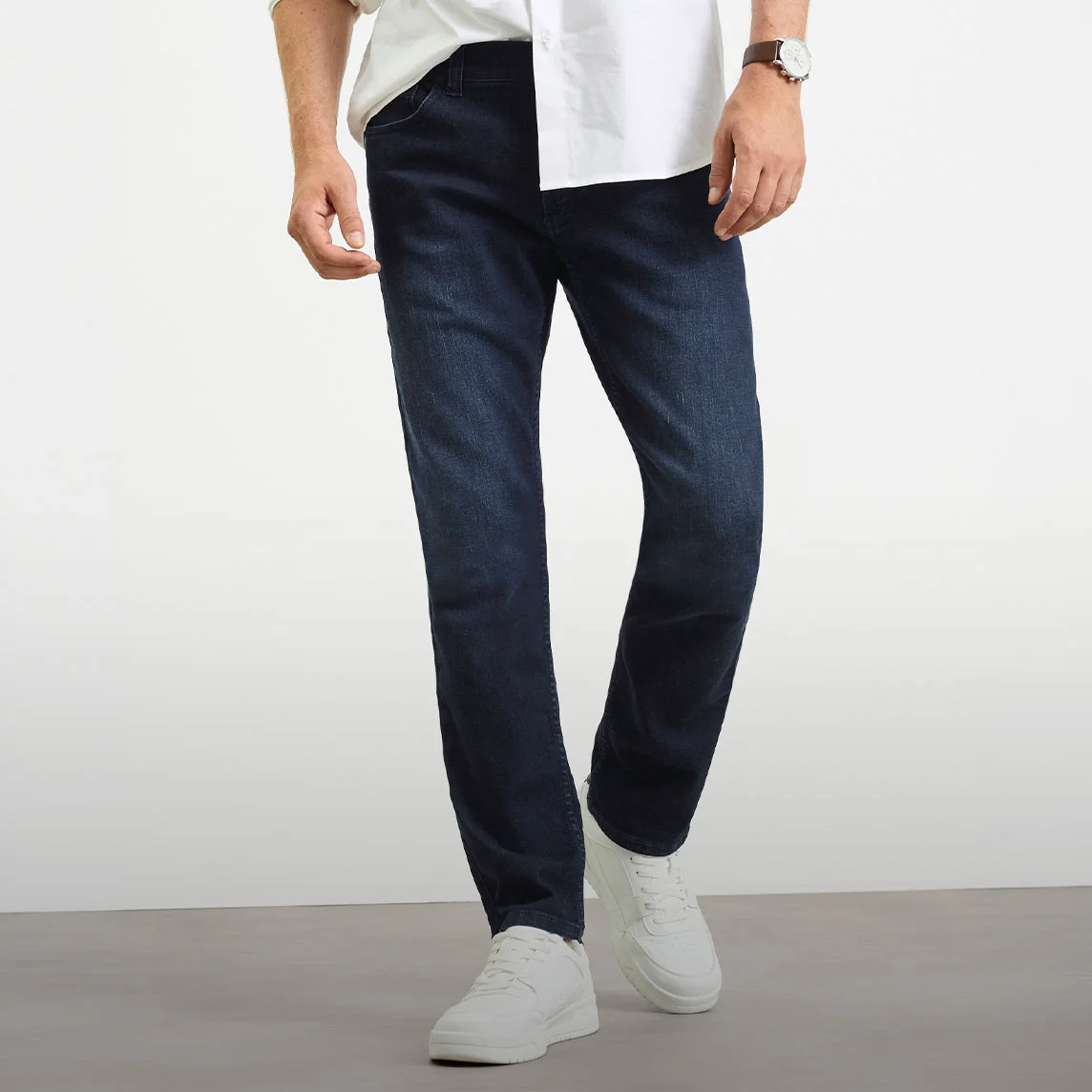 Bílá košile, tmavé džíny střihu Slim Fit a bílé tenisky.