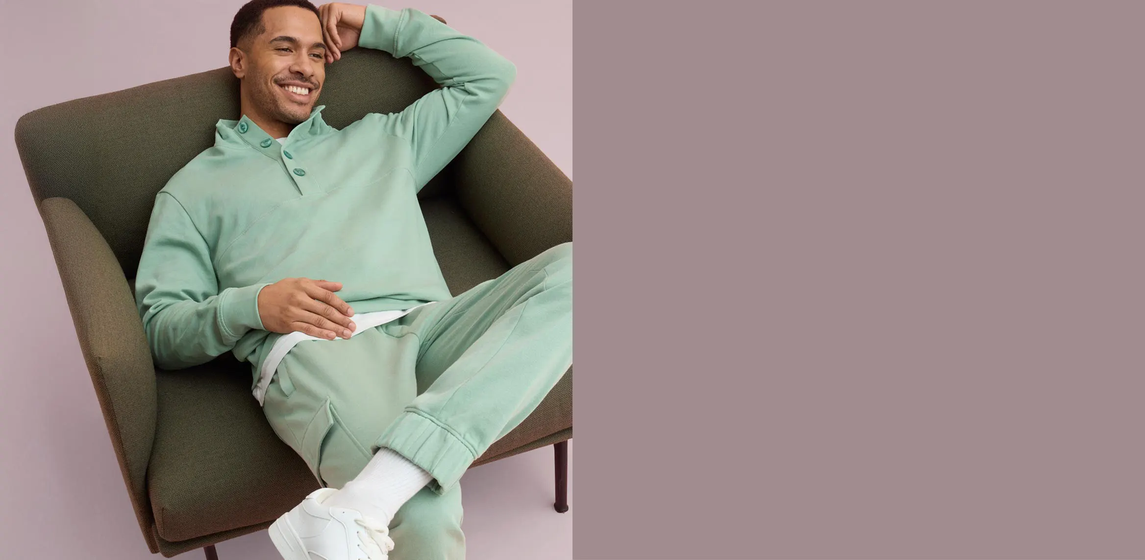 Mátově zelená mikina a sladěné sportovní kalhoty.