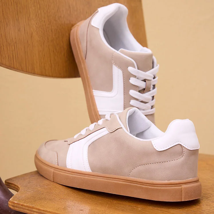 Tenisky s plochou podrážkou, v béžové a bílé barvě.