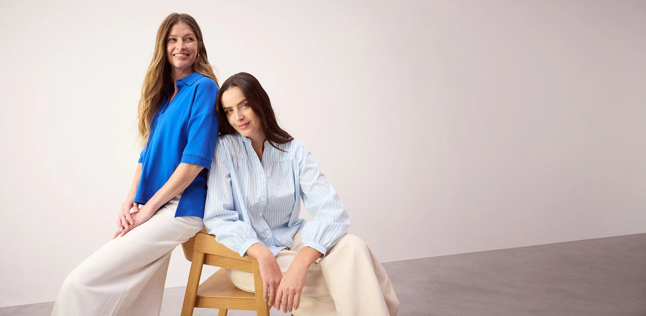 Modré pólo tričko a proužkovaná halenka vytvoří ležérní outfit v kombinaci se světlými kalhotami.