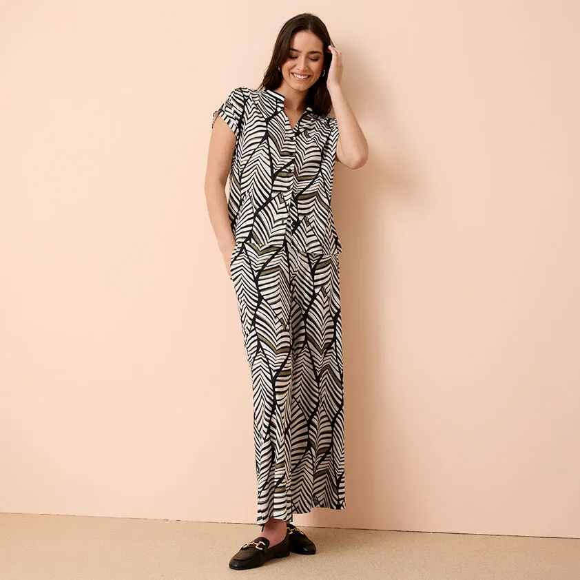 Černo-bílé vzory na halence a kalhotách – harmonická kombinace od hlavy až k patě.