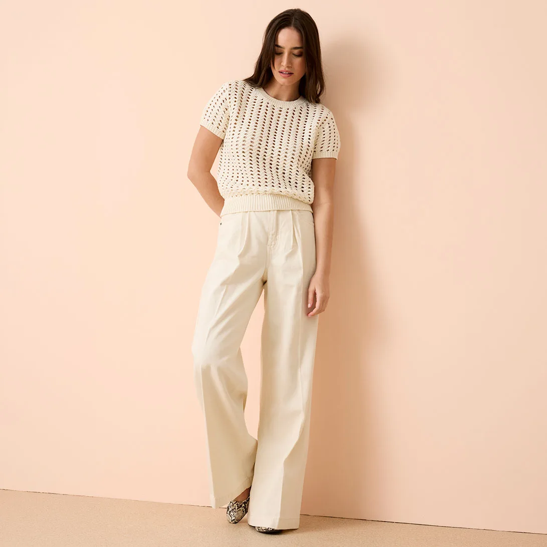 Pohodlná béžová bunda s kapucí, zipem a kapsami.