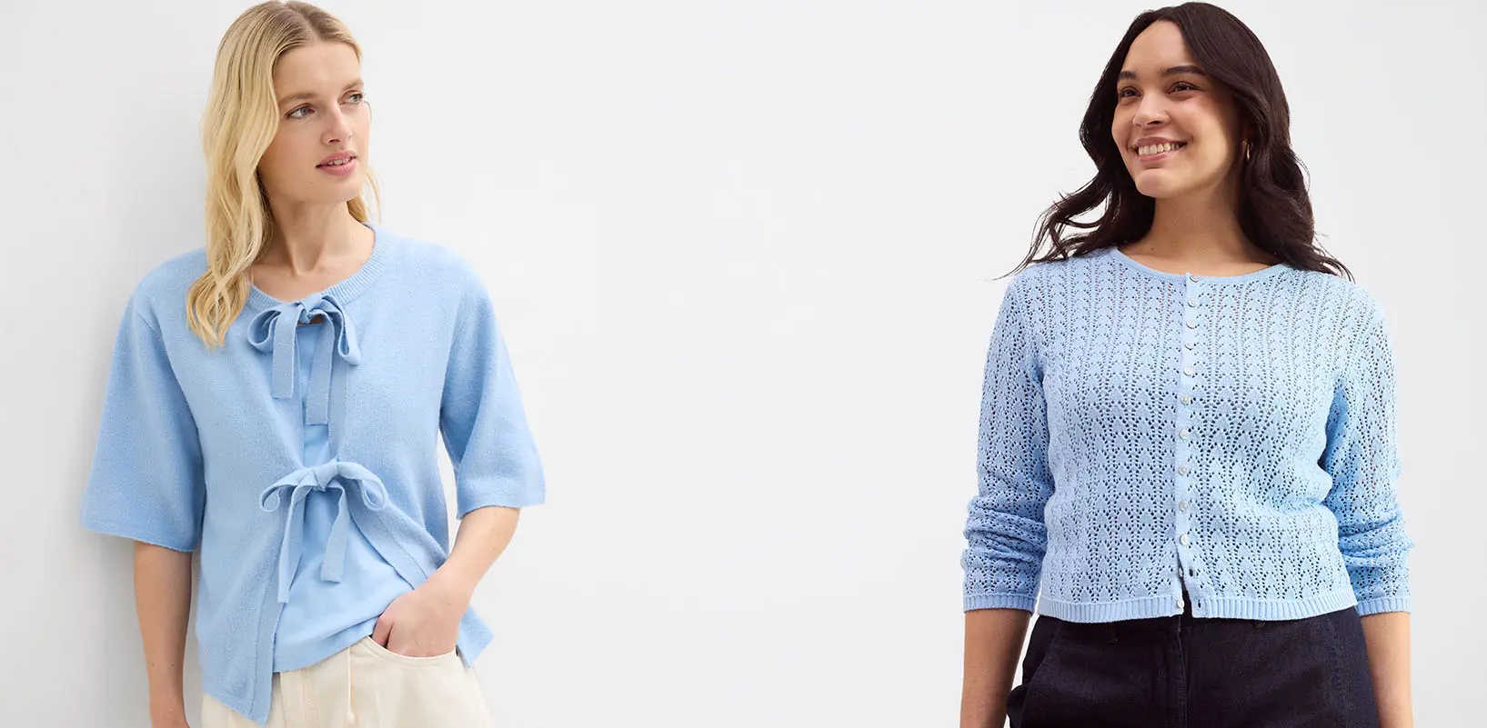 Světle modrý pletený svršek s ozdobnými mašličkami.