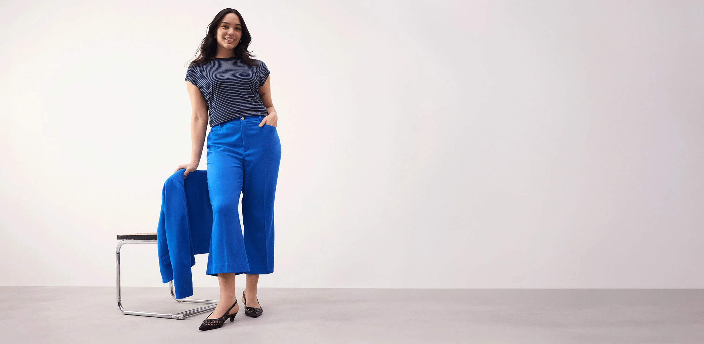 Šedé tričko a modré kalhoty culotte vytvářejí ležérní, ale stylový outfit.