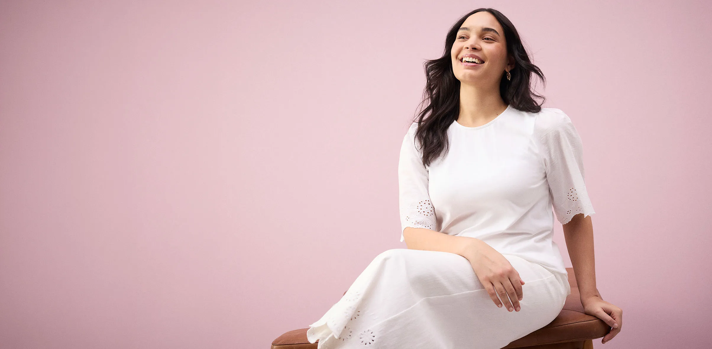 Elegantní bílá krajková halenka s dlouhým rukávem.