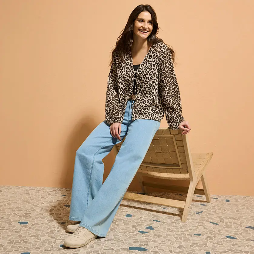 Halenka s leopardím potiskem, v kombinaci se světle modrými zvonovými džínami.