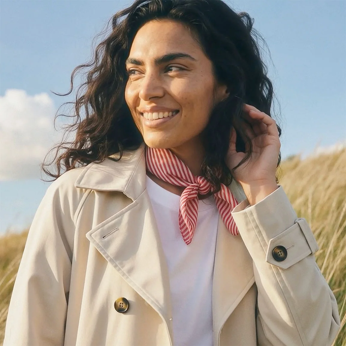 Béžový trenčkot s bílým topem vespod.