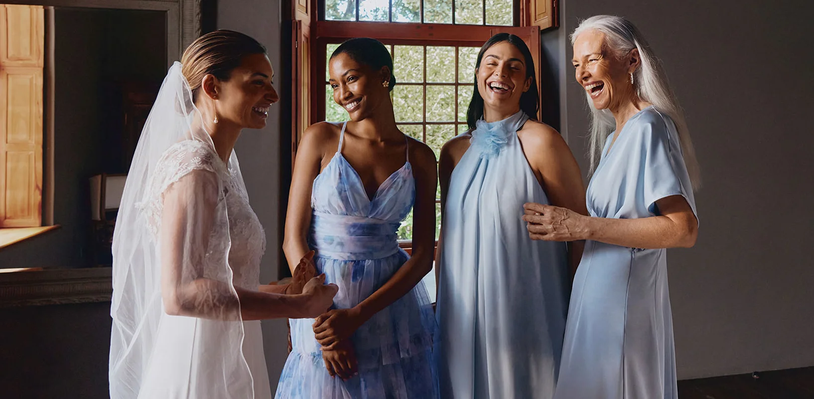 Světle modré šaty s ramínkem za krk a modrobílé vzorované šaty na ramínka.