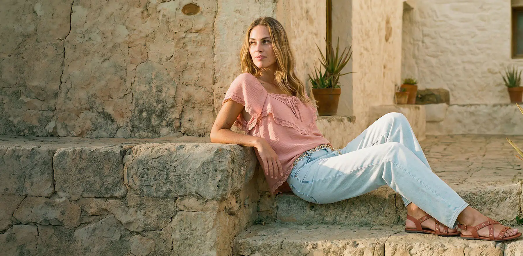 Jemně růžová halenka s rýšky a světle modré džíny.