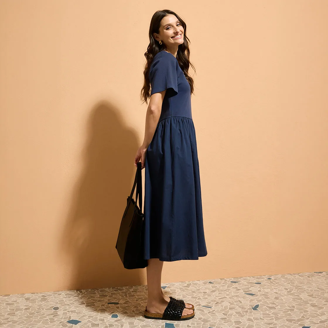 Elegantní tmavě modré letní šaty s krátkými rukávy.