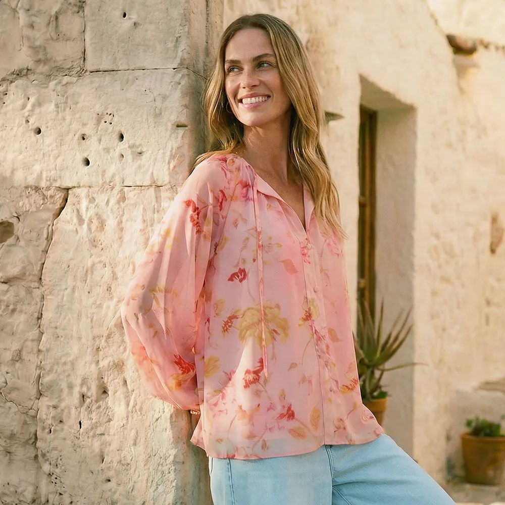 Letní halenka v jemné růžové barvě s květovaným vzorem.