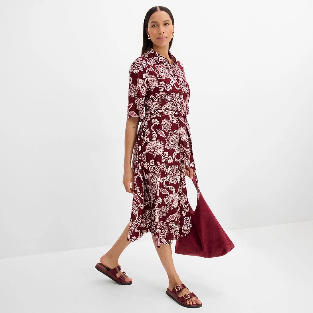 Elegantní košilové šaty s červeno-růžovým květovaným vzorem a páskem.